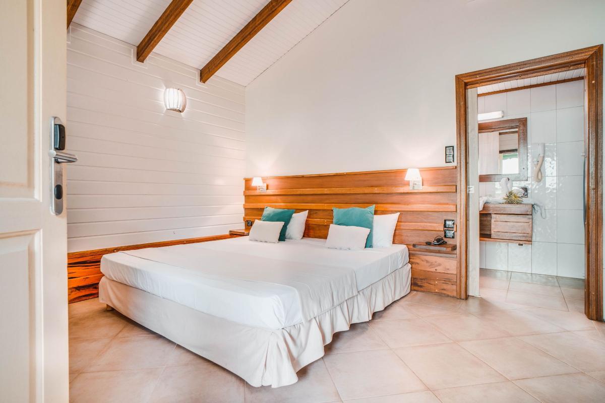 Hotel pied dans l'eau martinique BAMBOU  - chambre découverte